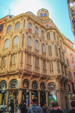 Palma, Mallorca / İspanya - 26 Mart 2018: Can Corbella başkenti Palma de Mallorca 'da inşa etmektedir. Güneşli bir günde alışveriş caddesinde gezinen turistler.