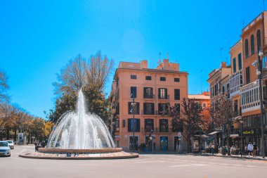 Palma, Mallorca / İspanya - 26 Mart 2018: Placa De La Reina başkenti Palma de Mallorca. Passeig del Born 'un yanında popüler bir yerdir..