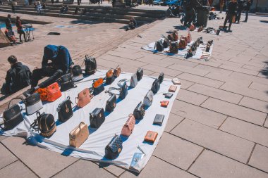 Palma, Mallorca / İspanya - 26 Mart 2018: Başkent Palma de Mallorca 'da bulunan Parc de la mar' da sahte el çantaları satan erkekler hem şehir hem de park turistler arasında popülerdir.