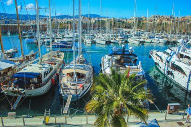 Palma, Mallorca / İspanya - 26 Mart 2018: Palma Limanı - Palma de Mallorca Limanı 'ndaki tekneler