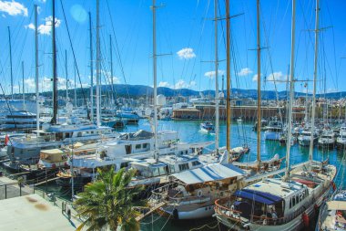 Palma, Mallorca / İspanya - 26 Mart 2018: Palma Limanı - Palma de Mallorca Limanı 'ndaki tekneler