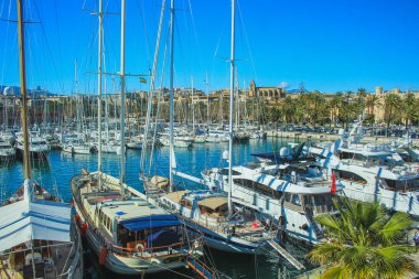 Palma, Mallorca / İspanya - 26 Mart 2018: Palma Limanı - Palma de Mallorca Limanı 'ndaki tekneler