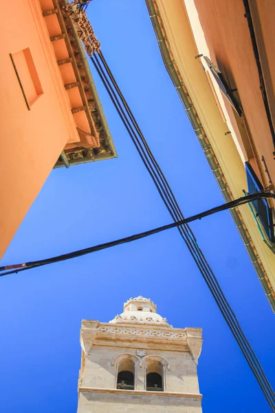 Vista Baixo Ângulo Igreja Espanhola Outros Edifícios Pequena Rua Capital — Fotografia de Stock