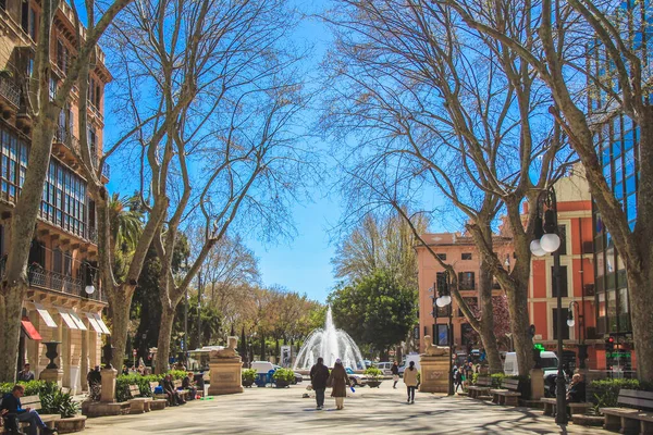 Palma, Mallorca / İspanya - 26 Mart 2018: Passeig del Born, başkent Palma de Mallorca. Güneşli bir günde alışveriş caddesinde gezinen turistler.