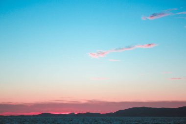 Gün batımında gökyüzü çok renkli.