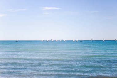 İspanya 'da yaz havası. İspanya, Mallorca 'nın güneyinde yelkenli tekneleri olan güzel sahil manzarası