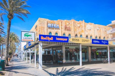 Mallorca, İspanya - 27 Mart 2018: El Arenal ünlü Mega Park kulübü ve çeşitli dükkanlarla gezinti