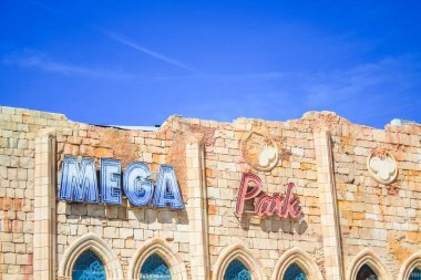Mallorca, İspanya - 27 Mart 2018: Yazın ünlü Mega Park kulübü cephesi