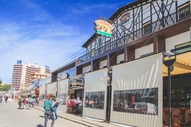 Mallorca, İspanya - 27 Mart 2018: El Arenal ünlü Mega Park kulübü ve çeşitli dükkanlarla gezinti