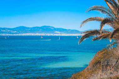 İspanya 'da yaz havası. İspanya, Mallorca 'nın güneyinde yelkenli tekneleri olan güzel sahil manzarası