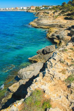 İspanya 'da yaz havası. İspanya, Mallorca 'nın güneyinde yelkenli tekneleri olan güzel sahil manzarası