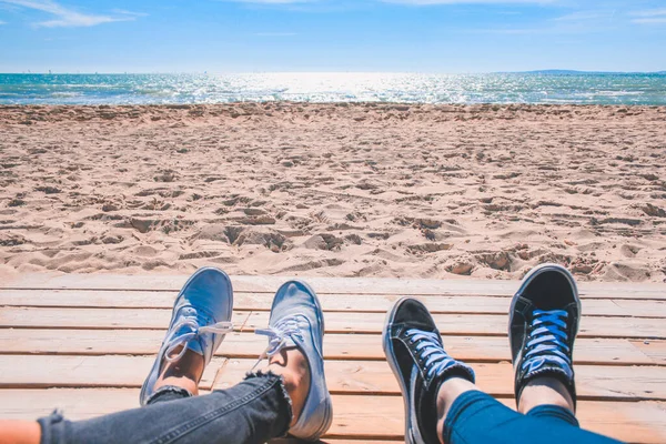 Twee Paar Schoenen Het Strand Een Paar Mensen Aan Het — Stockfoto