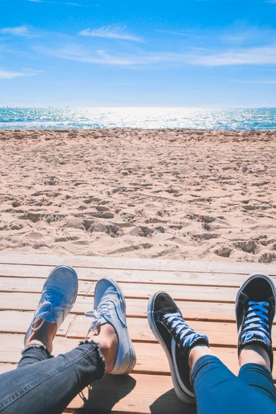 Twee Paar Schoenen Het Strand Een Paar Mensen Aan Het — Stockfoto