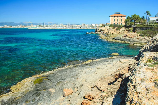 Letnia Pogoda Hiszpanii Widok Piękne Wybrzeże Żaglówkami Południu Majorki Hiszpania — Zdjęcie stockowe