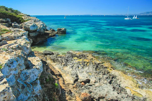 Letní Počasí Španělsku Pohled Krásné Pobřeží Plachetnicemi Jihu Mallorky Španělsko — Stock fotografie