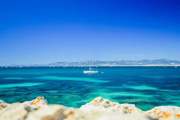 Tempo Verão Espanha Vista Sobre Bela Costa Com Barcos Vela — Fotografia de Stock