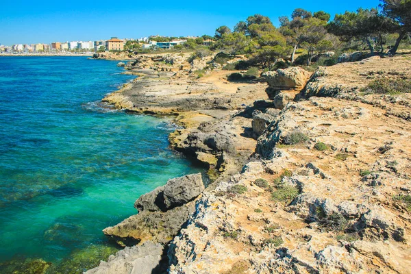 Letní Počasí Španělsku Pohled Krásné Pobřeží Plachetnicemi Jihu Mallorky Španělsko — Stock fotografie