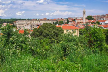 Hırvatistan 'ın İstrian Yarımadası' nın Pula kentine bakın. Roma amfi tiyatrosu ve evler arasında Aziz Anthony Kilisesi