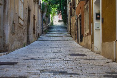 Hırvatistan 'ın İstriya Yarımadası' nda Pula 'da klasik tarzda beyaz kepenkler