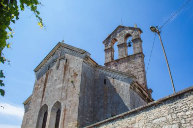 Hırvatistan 'ın Istrian Yarımadası' nın Pula kentindeki Saint Francis Kilisesi ve Manastırı. Arka sokaktan görünüm.