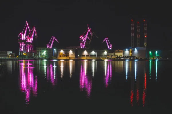 Aydınlatma Devleri - Hırvatistan 'ın Istrian Yarımadası' nın Pula kentinde gece renkli ışıklı turnalar