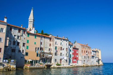 Hırvatistan 'ın İstrian Yarımadası' ndaki Rovinj kasabasındaki liman cephesinde evler ön cephede