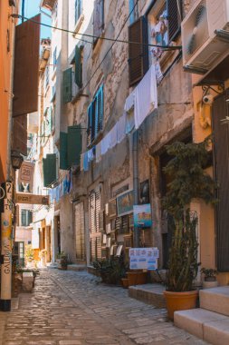 Rovinj, Hırvatistan - 17 Temmuz 2018: Hırvatistan 'ın Istrian Yarımadası' nın eski Rovinj kasabasında hediyelik eşya dükkanları olan alışveriş caddesi. Kasaba yazın popüler bir turizm merkezidir.