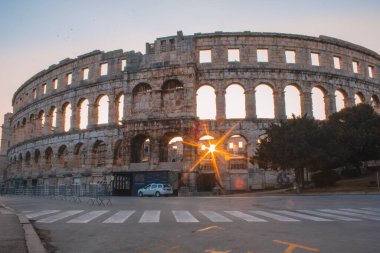 Rovinj, Hırvatistan - 17 Temmuz 2018: Hırvatistan 'ın İstriya Yarımadası' nın Pula kentindeki Antik Roma Amfitiyatrosu. Sabahın erken saatlerinde boş cadde.
