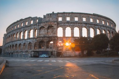 Rovinj, Hırvatistan - 17 Temmuz 2018: Hırvatistan 'ın İstriya Yarımadası' nın Pula kentindeki Antik Roma Amfitiyatrosu. Sabahın erken saatlerinde boş cadde.