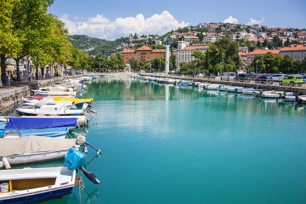 Rijeka Kroatië Juli 2018 Rjecina Rivier Met Het Bevrijdingsmonument Boten — Stockfoto