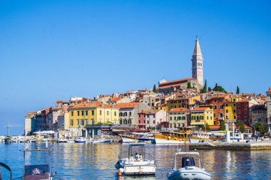 Rovinj, Hırvatistan - 17 Temmuz 2018: Rovinj, Istrian Yarımadası 'nın renkli eski kasaba manzarası ve pitoresk limanı. Kasaba yazın popüler bir turizm merkezidir.