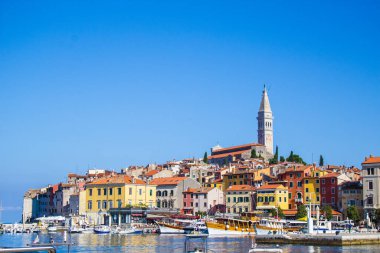 Rovinj, Hırvatistan - 17 Temmuz 2018: Rovinj, Istrian Yarımadası 'nın renkli eski kasaba manzarası ve pitoresk limanı. Kasaba yazın popüler bir turizm merkezidir.