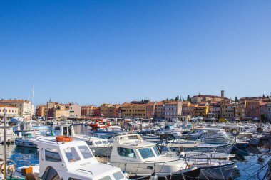 Rovinj, Hırvatistan - 17 Temmuz 2018: Rovinj, Istrian Yarımadası 'nın renkli eski kasaba manzarası ve pitoresk limanı. Kasaba yazın popüler bir turizm merkezidir.