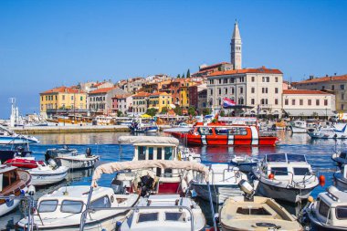 Rovinj, Hırvatistan - 17 Temmuz 2018: Rovinj, Istrian Yarımadası 'nın renkli eski kasaba manzarası ve pitoresk limanı. Kasaba yazın popüler bir turizm merkezidir.