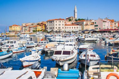 Rovinj, Hırvatistan - 17 Temmuz 2018: Rovinj, Istrian Yarımadası 'nın renkli eski kasaba manzarası ve pitoresk limanı. Kasaba yazın popüler bir turizm merkezidir.