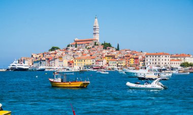 Rovinj, Hırvatistan - 17 Temmuz 2018: Rovinj, Istrian Yarımadası 'nın renkli eski kasaba manzarası ve pitoresk limanı. Kasaba yazın popüler bir turizm merkezidir.