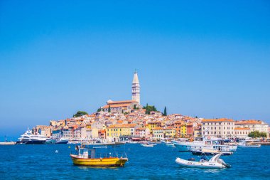 Rovinj, Hırvatistan - 17 Temmuz 2018: Rovinj, Istrian Yarımadası 'nın renkli eski kasaba manzarası ve pitoresk limanı. Kasaba yazın popüler bir turizm merkezidir.