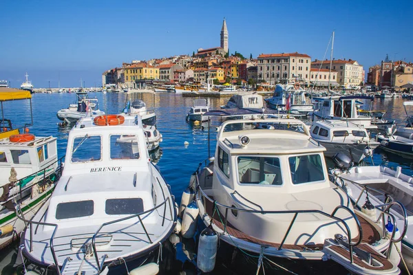Rovinj Chorwacja Lipca 2018 Widok Kolorowe Stare Miasto Malowniczy Port — Zdjęcie stockowe