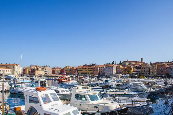 크로아티아 2018 이트란 로빈즈의 그림같은 항구가 보인다 마을은 여름에 인기있는 — 스톡 사진