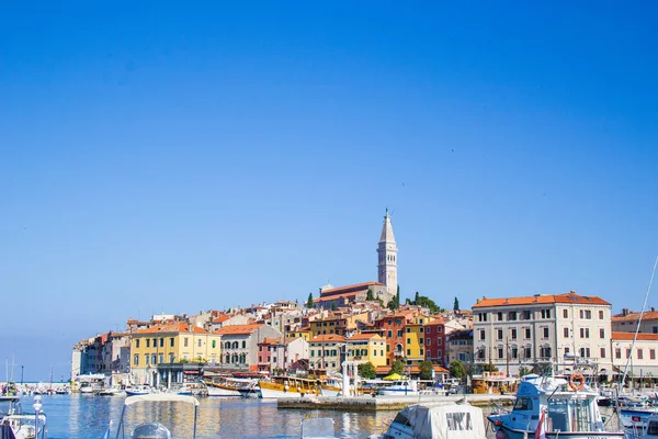 Rovinj Chorwacja Lipca 2018 Widok Kolorowe Stare Miasto Malowniczy Port — Zdjęcie stockowe