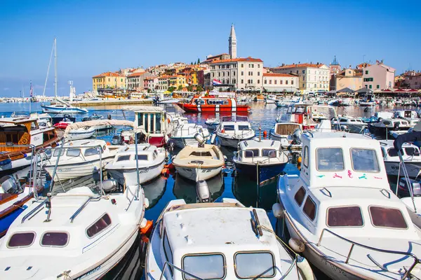 Rovinj Chorwacja Lipca 2018 Widok Kolorowe Stare Miasto Malowniczy Port — Zdjęcie stockowe