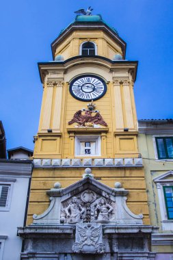 Hırvatistan 'ın Rijeka kentinin Korzo caddesindeki barok şehir saat kulesi