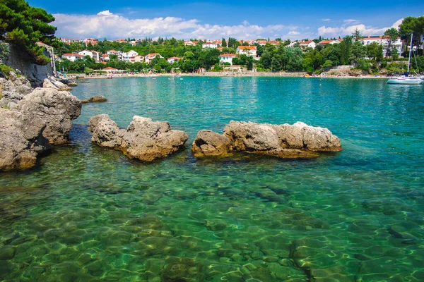 克罗地亚克尔克岛上克尔克镇风景秀丽的海岸线 — 图库照片