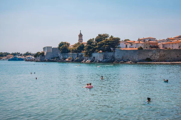 克罗地亚克里克岛 2018年7月19日 克里克岛上克里克镇的风景如画的海岸线 人们在老城区前面游泳 — 图库照片