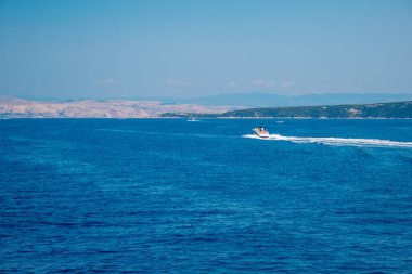 Hırvatistan 'da güneşli bir yaz gününde Rab adasının resimli kıyı şeridi