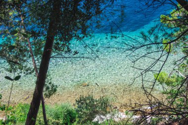Hırvatistan 'ın Rab Adası' ndaki Rab kasabasındaki Komrcar şehir parkından kıyı şeridi manzaraları