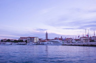 Rab Adası, Hırvatistan - 20 Temmuz 2018: Rab kasabası liman körfezi manzaralı kıyı manzarası. Rab Adası yazın popüler bir turistik yerdir..