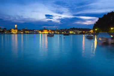 Gece Rab kasabası sahil manzaralı resimli bir sahil manzarası. Rab Adası, Hırvatistan