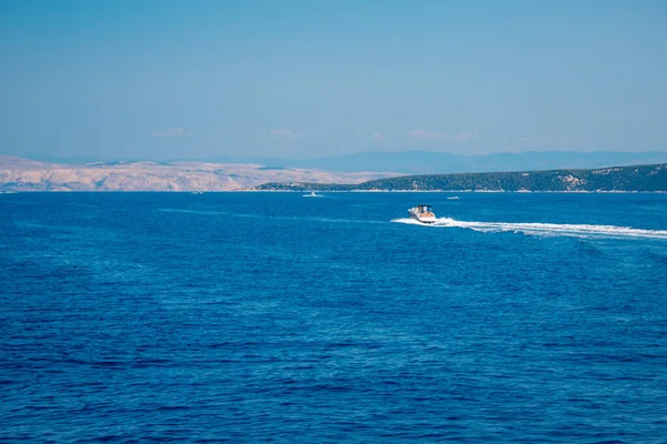 Hırvatistan 'da güneşli bir yaz gününde Rab adasının resimli kıyı şeridi