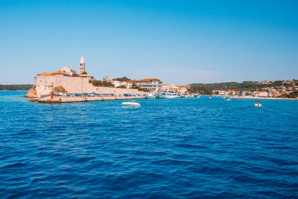 克罗地亚Rab岛上Rab镇的风景如画的海岸景观 — 图库照片